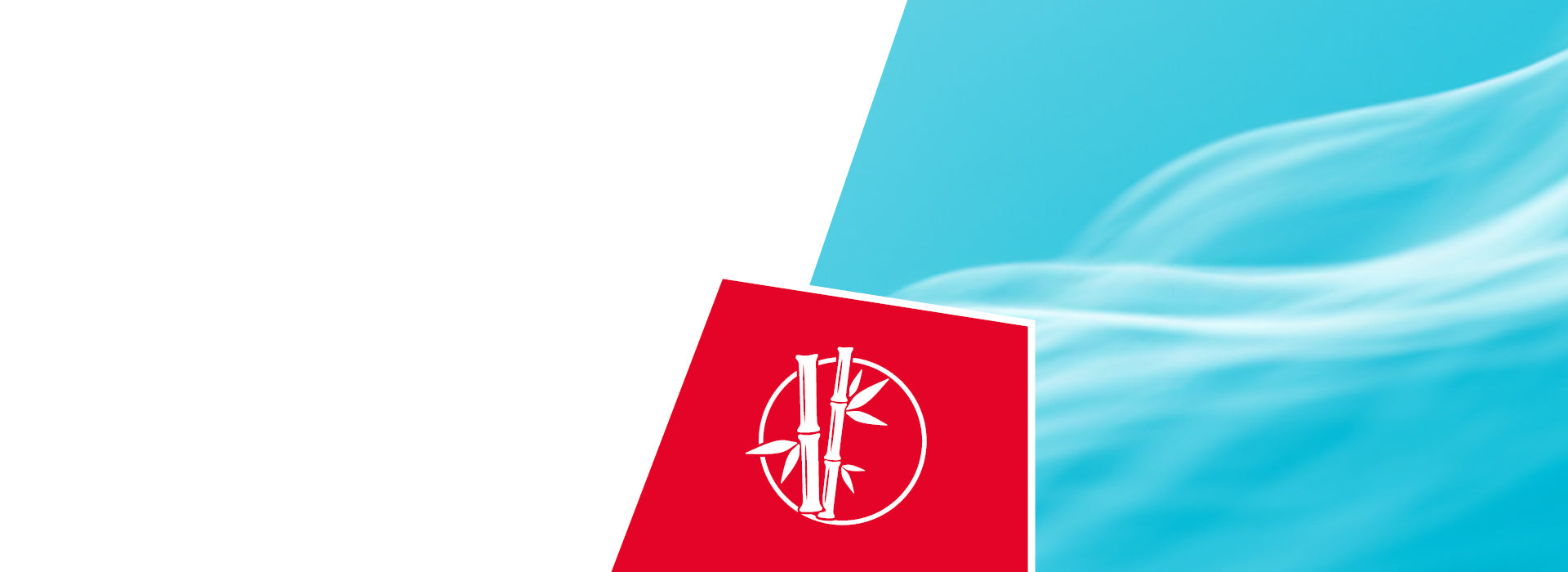 Blauer Himmel mit weißen Wolken neben rotem Logo mit weißem Bambus-Symbol im Kreis