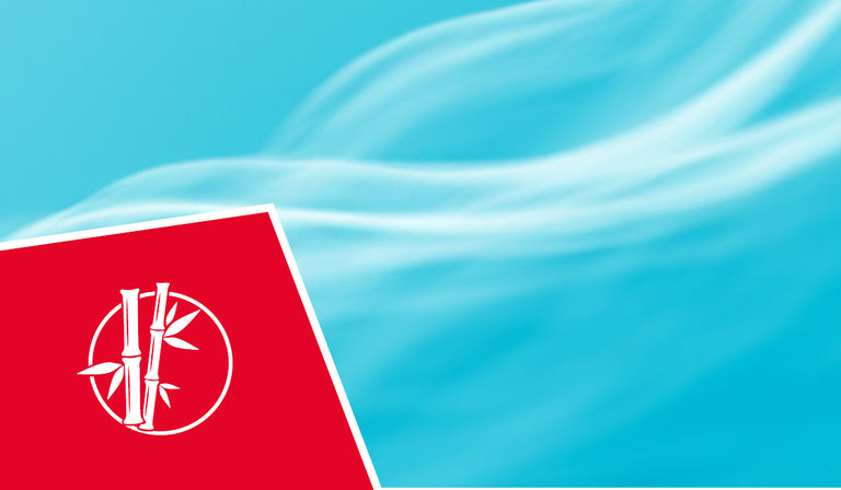 Blauer Himmel mit weißen Wolken neben rotem Logo mit weißem Bambus-Symbol im Kreis