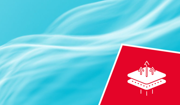 Türkisblauer Himmel mit weißen Wolken neben rotem Logo mit Atmungsaktivitäts-Symbol