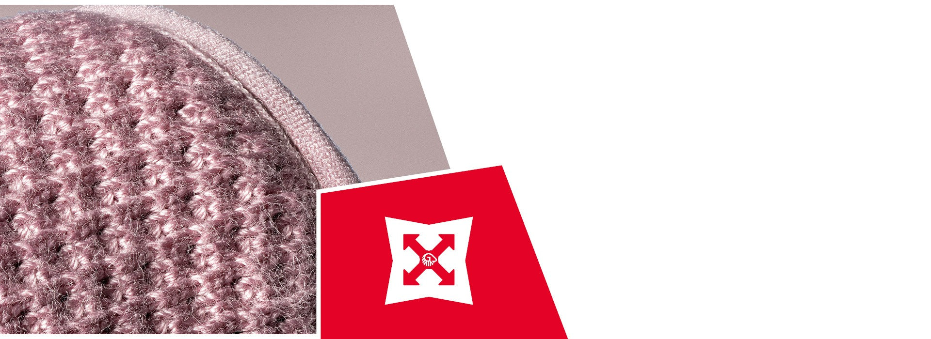 Rosa-braun gestrickter Stoff mit Zopfmuster neben rotem Schild mit weißem Pfeil-Logo auf neutralem Hintergrund
