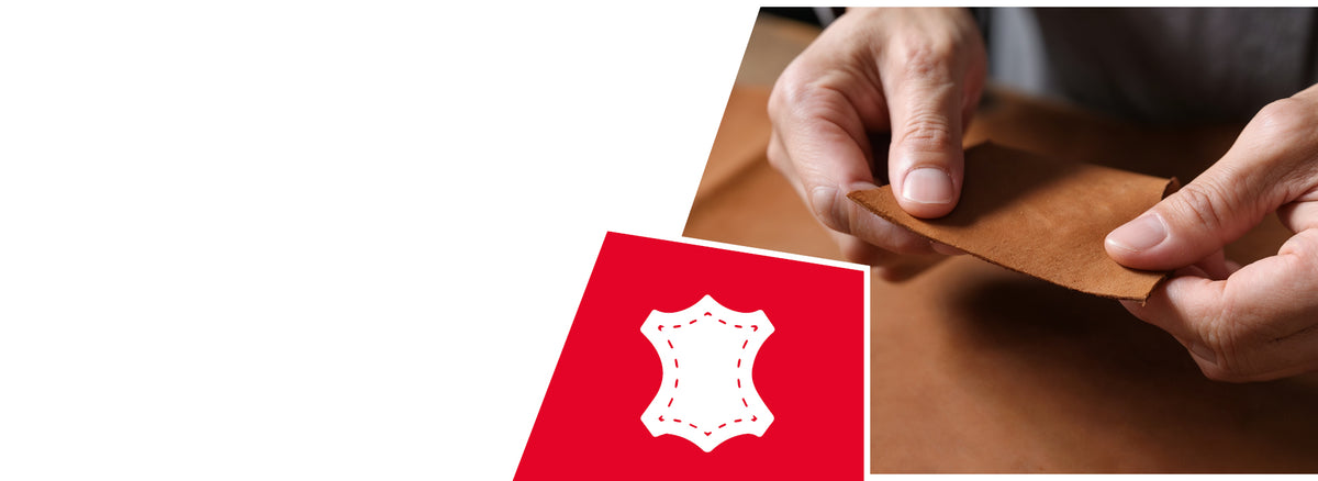 Zwei Hände halten ein Stück braunes Leder, das leicht gebogen wird, um die Flexibilität und Beschaffenheit des Materials zu zeigen. In der linken unteren Ecke befindet sich ein rotes Quadrat mit einem weißen Symbol in Form einer stilisierten Lederhaut mit gestrichelten Linien, das für echtes Leder steht.
