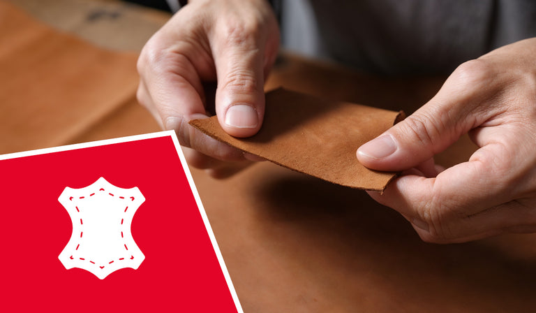 Zwei Hände halten ein Stück braunes Leder, das leicht gebogen wird, um die Flexibilität und Beschaffenheit des Materials zu zeigen. In der linken unteren Ecke befindet sich ein rotes Quadrat mit einem weißen Symbol in Form einer stilisierten Lederhaut mit gestrichelten Linien, das für echtes Leder steht.