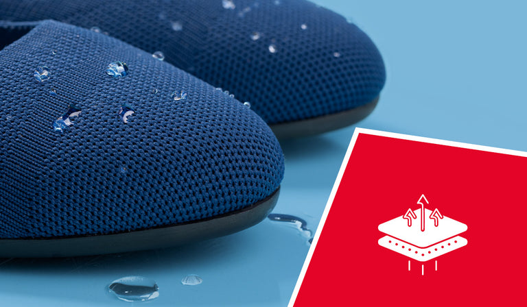 Nahaufnahme eines blauen Schuhs mit grobmaschigem Obermaterial (Eco Ballerinas von Giesswein), auf dem mehrere Wassertropfen sichtbar sind. Dies zeigt die wasserabweisende Eigenschaft des Materials. Im Vordergrund befindet sich ein rotes Quadrat mit einem Symbol, das die Atmungsaktivität oder Feuchtigkeitsregulierung durch eine Schicht mit Pfeilen nach oben symbolisiert.