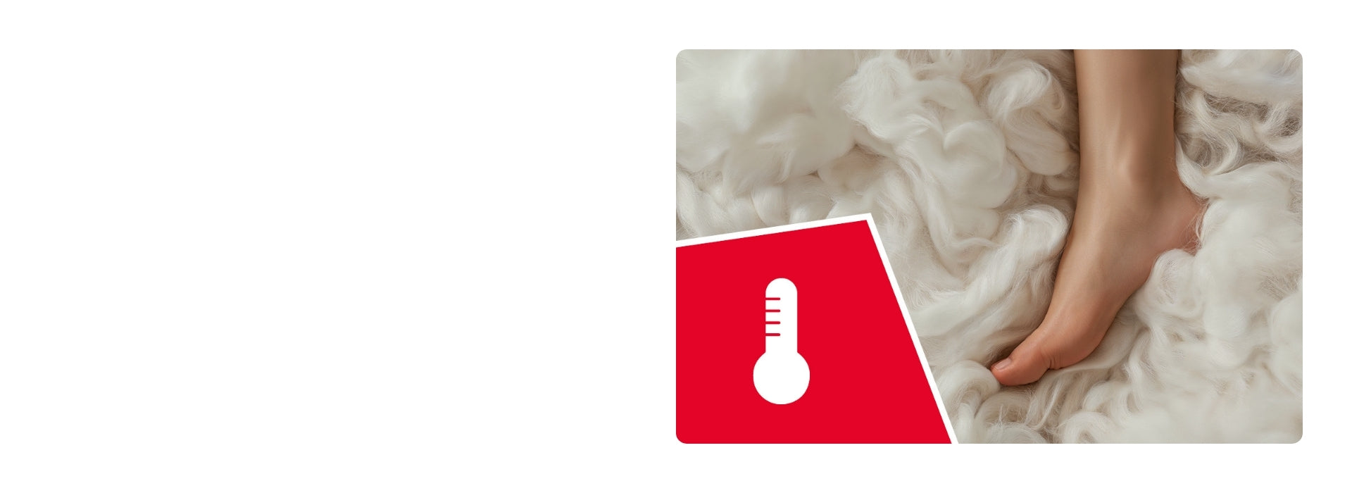 Ein nackter Fuß liegt auf weicher, weißer Wolle und vermittelt ein Gefühl von Wärme und Komfort. In der linken unteren Ecke befindet sich ein rotes Symbol mit einem weißen Thermometer, das auf temperaturregulierende Eigenschaften hinweist.