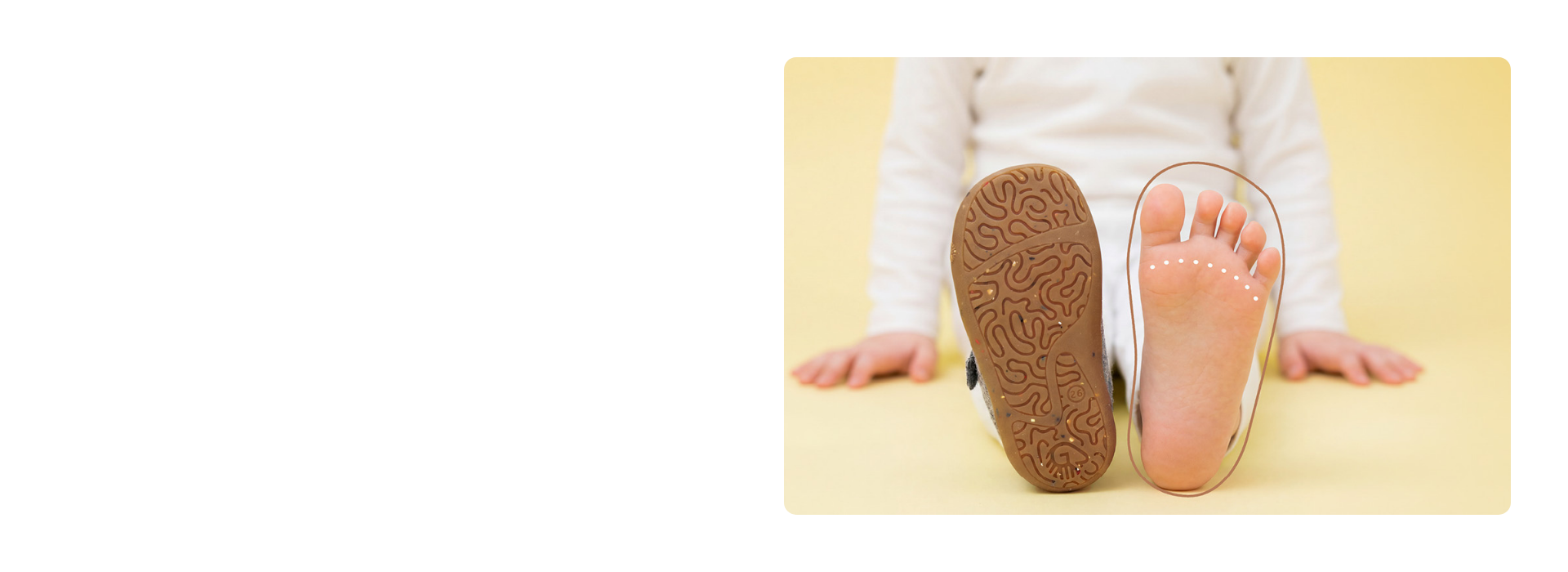 Ein Kind streckt beide Füße aus – links die Sohle eines Giesswein Kinderschuhs mit strukturiertem Naturkautschukprofil, rechts der nackte Fuß mit einer grafischen Umrisslinie zur Illustration der fußgerechten Passform.