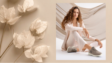 Frau im monochromen Beige-Look trägt Merino Runners in Schilf, daneben beige Trockenblätter auf hellem Hintergrund.