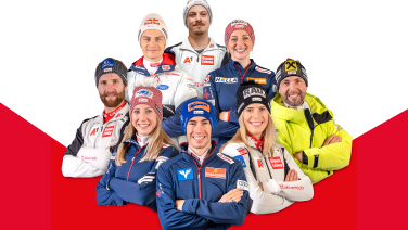 Elf Athleten des österreichischen Skiteams mit gestrickten Giesswein Mützen in den offiziellen ÖSV-Farben vor rot-weißem Hintergrund