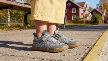 Mit bequemen Schuhen und praktischen Rucksäcken sind kleine Abenteurer bestens ausgestattet.
