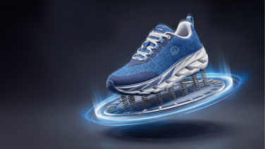 Freigestellter blauer Giesswein Wool Dream Sneaker mit weißer Sohle, umgeben von einem leuchtenden blauen Lichtring und Sprungfedern vor dunklem Hintergrund.