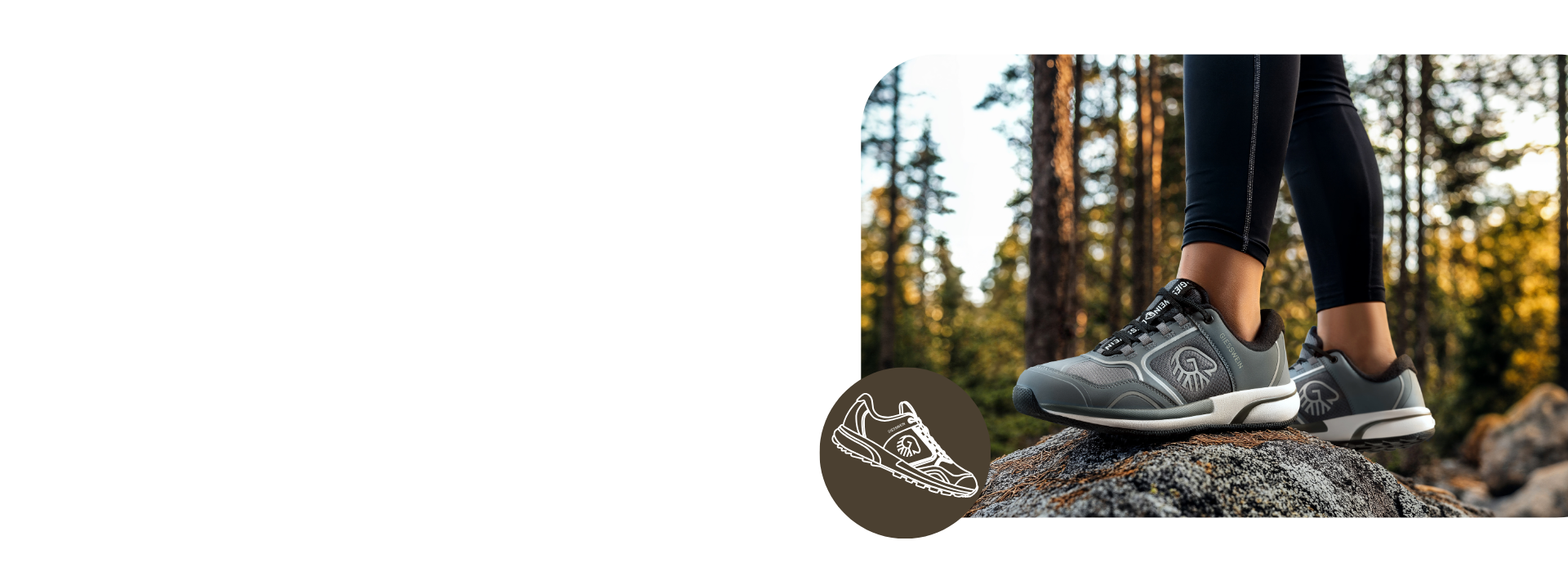 Nahaufnahme von Füßen in grauen Giesswein Outdoor-Wanderschuhen mit heller Sohle auf einem Felsen. Die Person trägt schwarze Leggings und steht in einem Wald bei goldenem Licht.