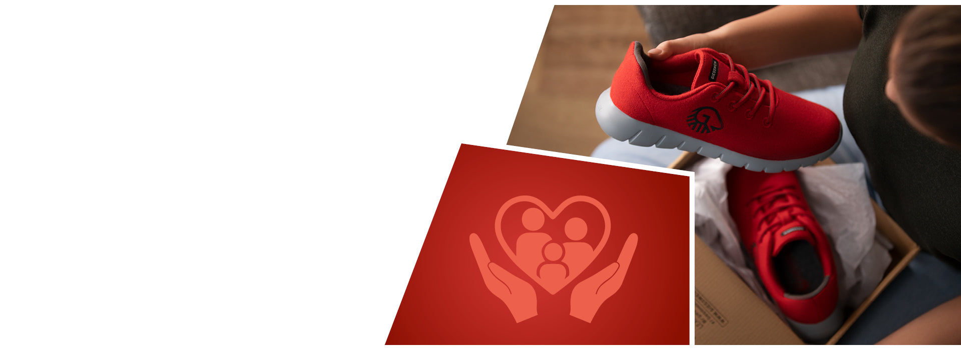 Eine Person hält einen knallroten Woll-Sneaker von Giesswein (Merino Runners) in der Hand und betrachtet ihn liebevoll. Der Schuh liegt in einem offenen Schuhkarton auf dem Schoß der sitzenden Person. Links im Bild ist ein rotes Icon eingeblendet, das ein Herz mit stilisierter Familie und schützenden Händen zeigt – Symbol für Fürsorge und Familienfreundlichkeit.
