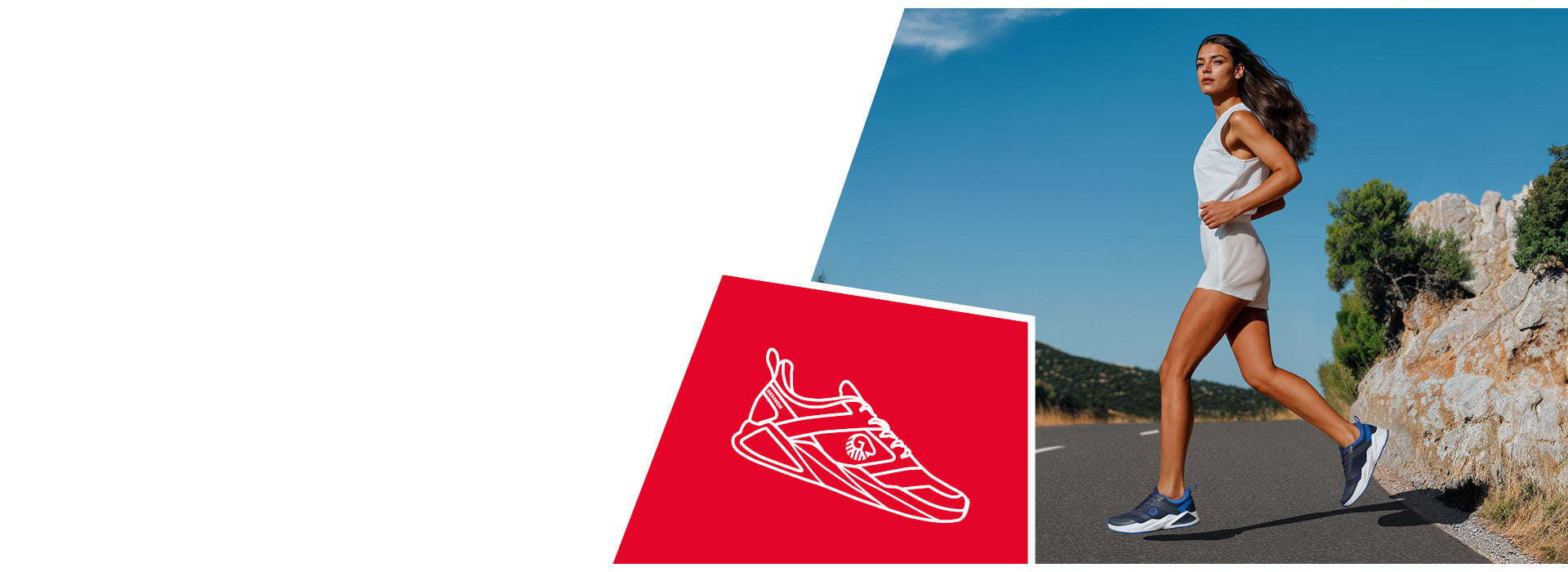 Frau joggt auf einer kurvigen Bergstraße bei sonnigem Wetter. Sie trägt ein weißes Sportoutfit und blaue Laufschuhe (Wool Peak von Giesswein). Im Hintergrund sind Felsen, Büsche und ein klarer blauer Himmel zu sehen. In der linken unteren Ecke befindet sich ein rotes Feld mit einer weißen Illustration eines Sneakers.