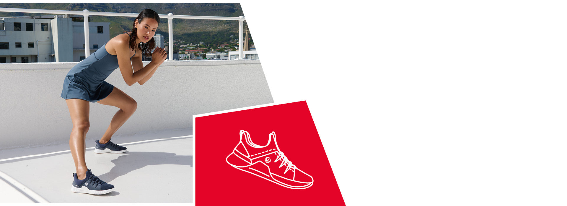 Frau in dunkelblauem Sportkleid macht eine Kniebeuge auf einer sonnigen Dachterrasse mit Blick auf eine Stadt und bewaldete Hügel. Sie trägt dunkelblaue Sportschuhe mit weißer Sohle (Wool Trainer von Giesswein). In der rechten unteren Ecke ist eine rote Fläche mit weißer Schuh-Illustration eingeblendet.