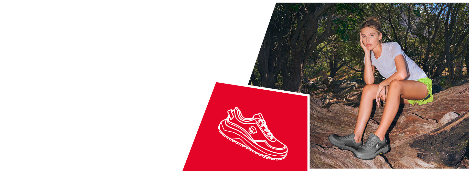 Frau sitzt entspannt auf einem großen Baumstamm im Wald und trägt ein weißes T-Shirt, eine neonfarbene Shorts und graue Wanderschuhe (Wool Trail X von Giesswein). Im Hintergrund dichter Baumbestand mit Sonnenlicht zwischen den Ästen. Links unten im Bild befindet sich eine rote Fläche mit der weißen Illustration eines Wanderschuhs.