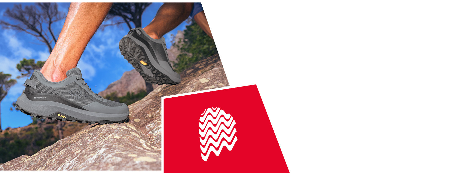 Nahaufnahme von zwei Beinen, die in grauen Wanderschuhen (Wool Trail X von Giesswein) einen steilen Felsen erklimmen. Die Schuhe haben ein robustes Profil und tragen das Logo ‚Waterproof‘ sowie eine Vibram-Sohle. Im Hintergrund blauer Himmel, Bäume und felsige Landschaft. In der rechten unteren Ecke befindet sich eine rote Fläche mit einem stilisierten weißen Schuhprofil.