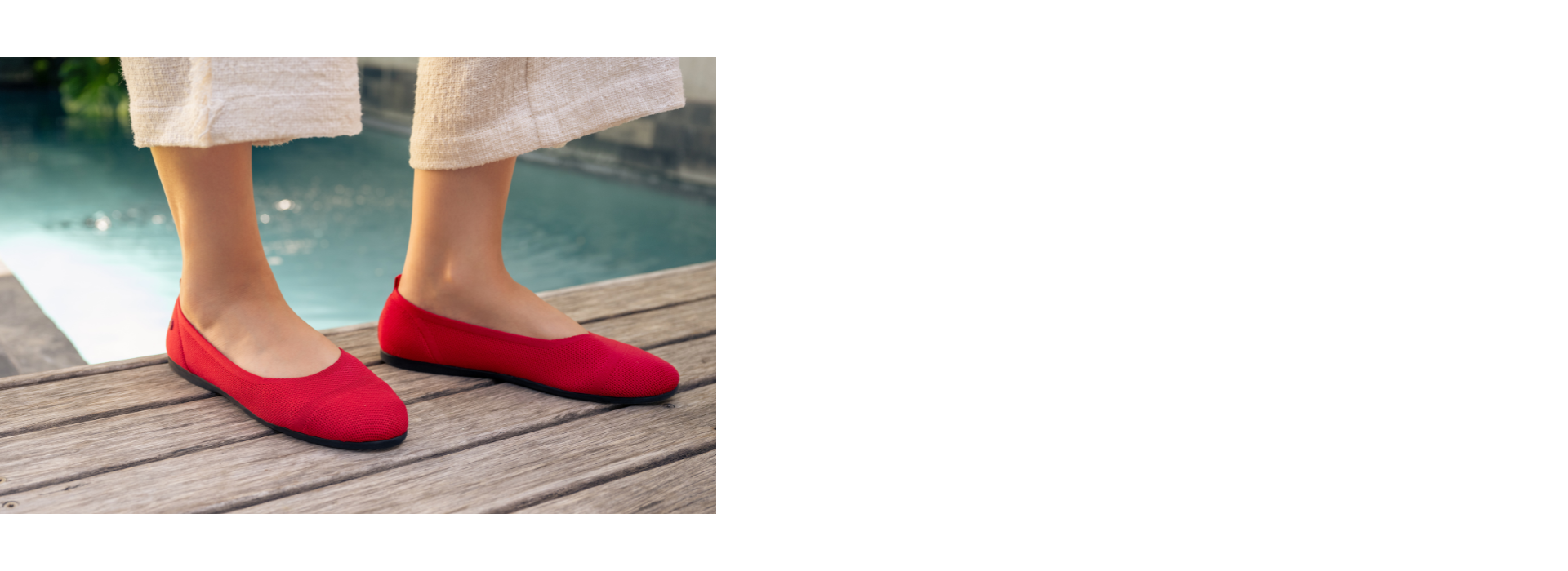 Nahaufnahme der Füße einer Person, die auf einer Holzterrasse neben einem Pool steht. Die Person trägt rote Ballerinas (Eco Ballerinas von Giesswein) und eine helle, weit geschnittene Sommerhose.